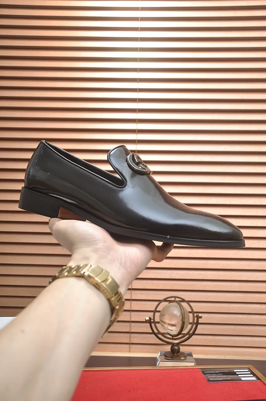 Men's shoes💰500💶Italy's top luxury men's shoe giant (GUCCI) (Gucci) (full cowhide lining) new arrival🍃Original European style🔰 Pleasant to the eye😍In order to make the shoes more durable and non-deformable🌀The production continues to follow traditional methods but there is still no lack of innovation💪Choose original sheepskin for the leather♻️ Smooth and natural And extra bright ⭐Made of imported cowhide, the first choice of rich people 38-45 (45 customized)